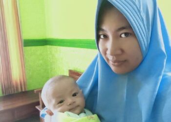 BAYI yang dinamakan Jabatan Komunikasi Statistik didukung oleh ibunya di Brebes, Jawa Tengah, Indonesia. - AGENSI