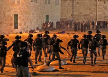 PASUKAN keselamatan Israel bertempur dengan penduduk Palestin di pekarangan Masjid Al-Aqsa di Baitulmuqaddis. - AFP