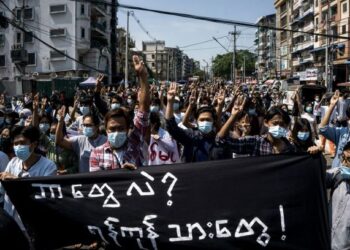 PENUNJUK PERASAAN melakukan demonstrasi menentang rampasan kuasa junta tentera di Yangon. - AFP