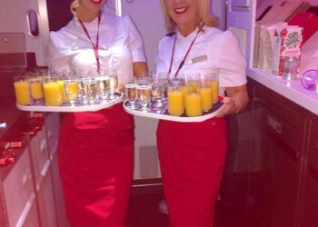 KIM CRAWFORD bersama anaknya, Sophie bekerja sebagai pramugari di syarikat Virgin Atlantic. - CATERS NEWS AGENCY