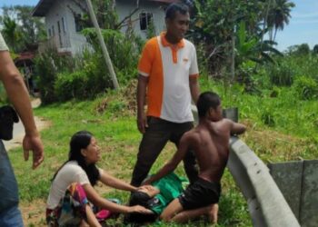 Mayat mangsa yang ditemukan lemas di Sungai Moyog, Kampung Kambau, Penampang hari ini.-IHSAN media sosial