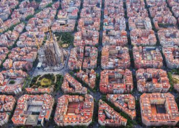 ESQUERRA DE L’EIXAMPLE di Barcelona menduduki tempat pertama dalam senarai kejiranan terbaik tahun ini.