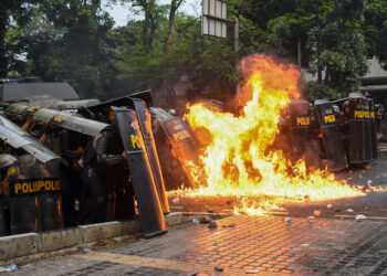 Pasukan polis antirusuhan dibaling bom molotov dalam tunjuk perasaan di Bandung, Indonesia . - AFP