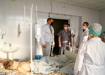 GABENOR Astrakhan, Igor Babushkin melawat 21 kanak-kanak sekolah yang dimasukkan ke hospital akibat keracunan klorin. - AGENSI