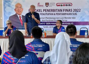 MAHDZIR Khalid berucap pada Majlis Penyampaian Sijil Bengkel Penerbitan Kreatif Finas – UiTM di Pusat Komuniti Padang Kerasak, Naka di Padang Terap hari ini.