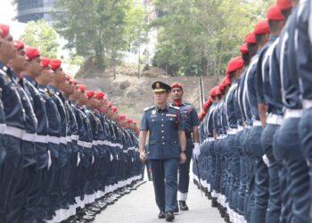 NGA Kor Ming lmelakukan pemeriksaan kawalan kehormat dua pegawai dan 99 anggota lain-lain pangkat JBPM di pekarangan Ibu Pejabat JBPM  Putrajaya. - UTUSAN/FAISOL MUSTAFA