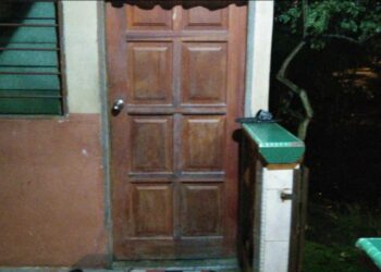 PINTU rumah penduduk yang diketuk selain berbau busuk di Kampung Perias, Jerantut, Pahang.