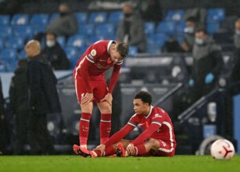 Trent Alexander-Arnold (kanan) disisihkan bebebrapa minggu akibat kecederaan.