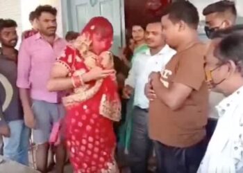 TANGKAP layar video menunjukkan seorang lelaki menyamar sebagai pengantin perempuan di Bhadohi, utara India. - AGENSI