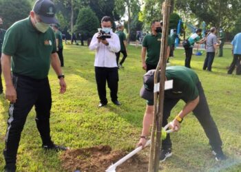 TAKIYUDDIN Hassan (kiri) dan Mohd. Ridza Awang menanam pokok dalam Program Berbasikal Penghijauan Malaysia di Kota Bharu hari ini. - UTUSAN/ROHANA MOHD. NAWI