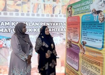 DR. SAIRA BANU Mohamed Rejab (kiri) bersama Ketua Bahagian Kesihatan, JPV Pulau Pinang, Dr. Nor Azahani Kamarudin pada Kempen Kesedaran Penyakit Haiwan dan Hari Bertemu Pelanggan sempena majlis sambutan Aidilfitri JPV Pulau Pinang di Bukit Mertajam, hari ini.