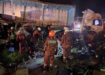 Pasukan penyelamat mengeluarkan mayat lelaki yang terperosok dalam kemalangan di Kilometer 382.3 Lebuhraya Utara-Selatan arah selatan berhampiran Behrang malam tadi.- IHSAN JBPM PERAK