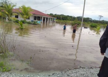 Keadaan air yang melimpahi kawasan perumahan di Pekan Nanas, Pontian hari ini.