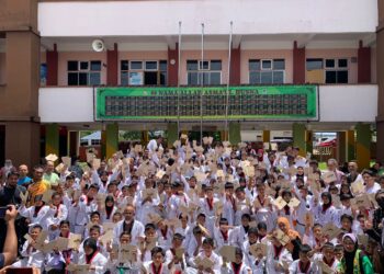 SEBAHAGIAN pelatih yang menyertai ujian kenaikan gred tali pinggang anjuran Persatuan Taekwondo Negeri Kelantan.