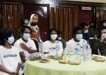 EMPAT daripada mangsa yang diculik menghadiri sidang akhbar di Zamboanga City, selatan Filipina. - AGENSI