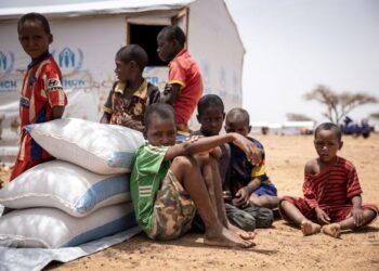 SEKUMPULAN kanak-kanak duduk berehat di kem pelarian Goudebou, utara Burkina Faso. - AFP