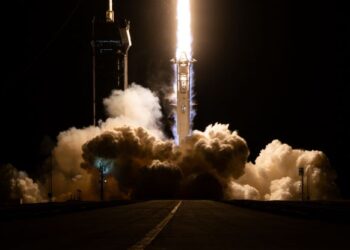 ROKET SpaceX yang membawa angkasawan ke ISS pada 23 April lalu berlepas di Florida, Amerika Syarikat. - AFP