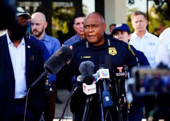 KETUA Polis Houston, Troy Finner memberi kenyataan dalam sidang akhbar di Hotel Wyndham, Houston, Texas. - AFP