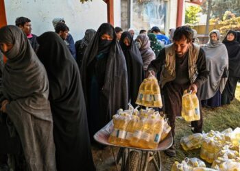 ORANG ramai beratur untuk mendapatkan bekalan makanan yang disumbangkan oleh Program Makanan Sedunia (WFP) di Kabul, Afghanistan. - AFP