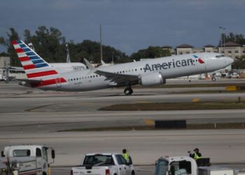 PENUMPANG wanita didenda AS$23,000 kerana memukul seorang pramugari American Airlines. - AFP