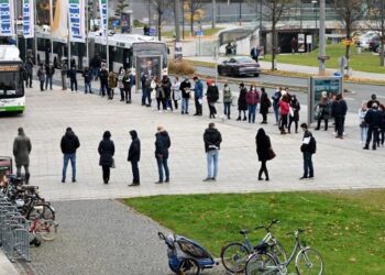 PENDUDUK beratur untuk mendapatkan suntikan vaksin Covid-19 di Salzburg, Austria. - AFP