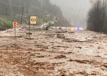 KEADAAN lebuh raya yang dipenuhi lumpur di Chilliwack, Kanada. - AFP