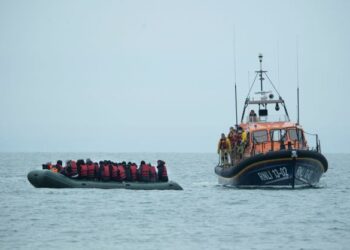 MANGSA menaiki bot milik Institusi Bot Penyelamat Nasional Diraja (RNLI) sebelum dibawa ke pantai di Dungeness di pantai tenggara England. - AFP