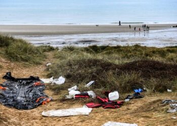 BEBERAPA barangan digunakan pendatang untuk menyeberangi Selat Inggeris menuju ke England ditemukan di pantai Wimereux, utara Perancis. - AFP