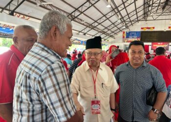 TENGKU Razaleigh Hamzah bersama para perwakilan di Balai Rakyat Bukit Cekati, Gua Musang, Kelantan semalam. – MINGGUAN/AIMUNI TUAN LAH