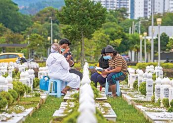 UMAT Islam tidak boleh cepat menyalahkan sesuatu amalan apatah lagi mengkafirkan seseorang  hanya disebabkan sesuatu amalan yang dilakukan itu bukan amalan yang tersebar di Malaysia. – GAMBAR HIASAN