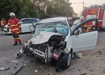 KEADAAN Perodua Alza yang dipandu Subhi Sayuti Abd. Ghani remuk setelah terlibat dalam kemalangan tiga kenderaan di Kilometer 28 Jalan Kuala Terengganu-Kuantan dekat Pulau Kerengga, Marang, semalam.