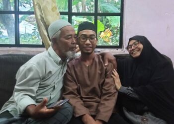 AHMAD Nazir bersama Mohd. Sobre Hassan dan Norlia  Mohd. Darus berkongsi kegembiraan atas pencapaian 10A dalam peperiksaan SPM di rumah mereka di Kamunting, dekat Taiping, Perak, semalam. - UTUSAN/SHAMSUL KAMAL AMARUDIN