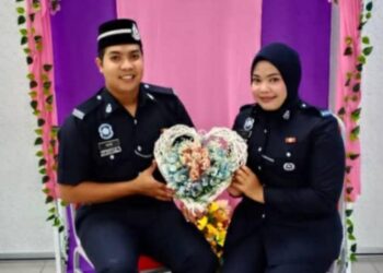 MUHAMAD Adieadha Hamzah dan Nor Edayu Mohamad Lakhin selepas pernikahan mereka di Pejabat Agama Islam Bagan Serai, Perak,  semalam.