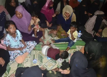 Wanita dan kanak-kanak Rohingya berehat di dalam masjid yang dijadikan tempat perlindungan sementara selepas mereka mendarat di Kuala Matang Peulawi, wilayah Aceh, Indonesia. -AP