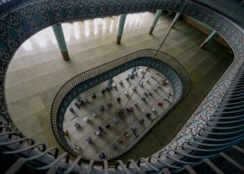 UMAT Islam mengamalkan penjarakan sosial semasa menunaikan solat fardu di Masjid Negara Baitul Mukarram di Dhaka. - AFP