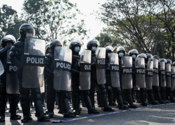 POLIS membuat sekatan bagi menghalang penunjuk perasaan di Yangon, Myanmar. -AFP 