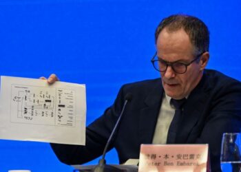 PETER BEN EMBARAK bercakap pada sidang akhbar selepas lawatan pasukan pakar antarabangsa WHO ke Wuhan di wilayah Hubei, China. - AFP