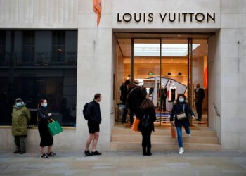 HAKIM Mahkamah Tinggi London dimaklumkan bahawa budak perempuan kepada pasangan itu sudah mempunyai beg tangan jenama Louis Vuitton. - AFP