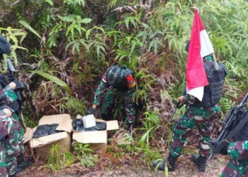 BUNGKUSAN yang ditemukan di perkampungan Sebunga, wilayah Sambas mengandungi 42.9 kilogram dadah jenis syabu. - SATGAS PAMTAS