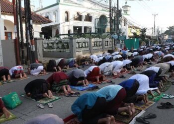 PIHAK berkuasa Makassar tidak benarkan penduduk menunaikan solat Aidilfitri di masjid bagi mengelak penularan Covid-19. - AGENSI