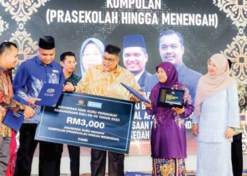 ROZITA Abdullah (tiga dari kanan), Mohammad Kamal Afzan Ramli (kiri) dan Ahmad Zaki Osman (dua dari kiri) menerima Anugerah Guru Inovatif Kumpulan (prasekolah hingga menengah) disampaikan Ketua Menteri Melaka, Datuk Seri Ab. Rauf Yusoh pada Majlis Makan Malam Anugerah Hari Guru 2023 di MITC, Ayer Keroh, Melaka. Turut hadir Menteri Pendidikan, Fadhlina Sidek (dua dari kanan). – UTUSAN/SYAFEEQ AHMAD