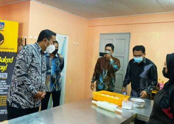 MOHD. RAFIQ Naizamohideen (kiri) melihat proses membuat roti oleh pelajar ketika melawat Jabatan Hospitaliti di IKTBN Alor Gajah, Masjid Tanah, Melaka. - UTUSAN/MUHAMMAD SHAHIZAM TAZALI