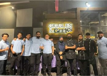 PARA pekerja Giggles  and Geeks merupakan kekuatan kepada restoran berkenaan untuk terus menempa kejayaan, di Cyberjaya baru-baru ini.