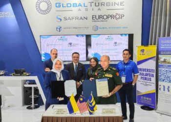 Zaliman Sauli (kanan) memeterai surat pernyataan hasrat (LOI) dengan dua syarikat iaitu Global Turbine Asia Sdn. Bhd. dan Destini Bhd.  sambil disaksikan Tuanku Syed Faizuddin Putra Jamalullail di MIEC di Langkawi, Kedah di sini semalam. - UTUSAN/SYED AZLAN SAYID HIZAR