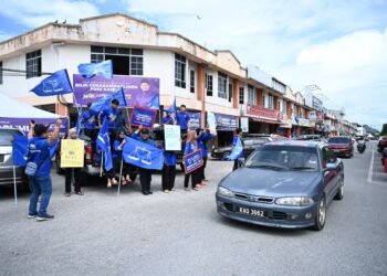 MAHASISWA turut sama memberi sokongan sewaktu aktiviti flash mob bagi memperkenalkan calon BN Parlimen Kangar, Datuk Dr. Fathul Bari Mat Jahya di Jalan Seriab, Kangar, Perlis hari ini- UTUSAN/IZLIZAN OTHMAN