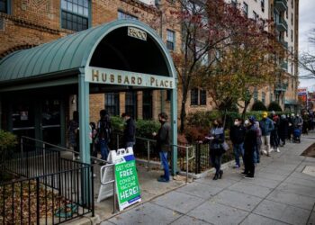 ORANG ramai beratur untuk mendapatkan vaksin Covid-19 di sebuah pusat vaksinasi di bangunan apartmen Hubbard Place di Washington D.C - AFP