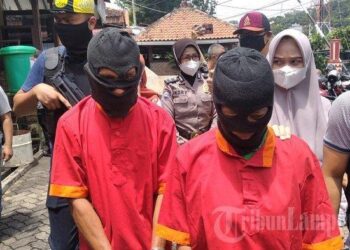 SUSPEK didakwa membunuh anak kandung sendiri di rumahnya di Teluk Betung Selatan. -TRIBUNNEWS