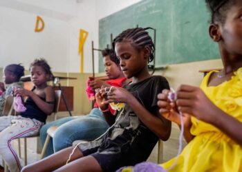 KANAK-kanak berlindung dari kumpulan bersenjata di sekolah Katolik di Port-au-Prince, Haiti, pada 30 Julai 2022. -AFP