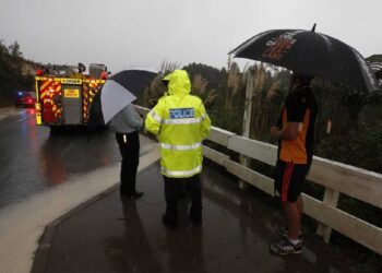 PASUKAN perkhidmatan kecemasan berada di lokasi kejadian di Abbey Cave di Auckland. - AGENSI   