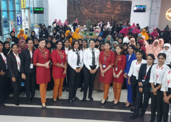 KRU penerbangan Air India Express bergambar kenangan bersama 145 jemaah haji wanita di Kerala. - AGENSI